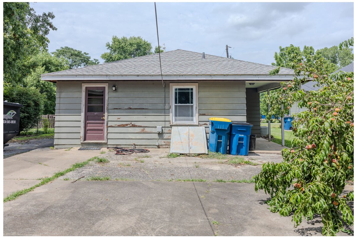 Front exterior of The Peach House before renovation